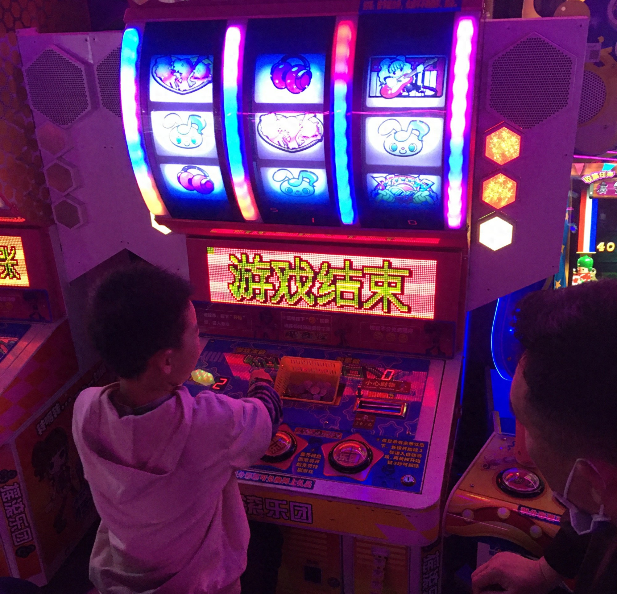 调查 | 老虎机变脸登场！游戏厅中，“赌博”机旁净是孩子