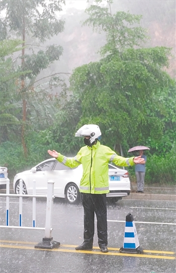 高考考生家长拥抱_kaixin01_高考考生收到花束庆祝