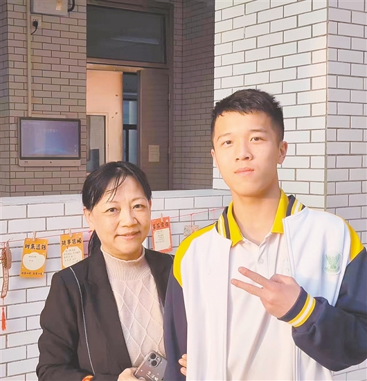 kaixin01_高考考生家长拥抱_高考考生收到花束庆祝