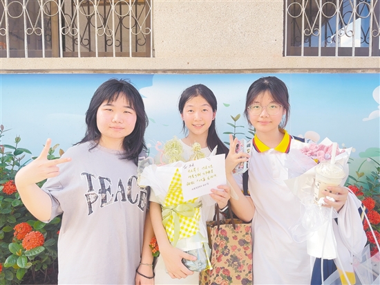 kaixin01_高考考生家长拥抱_高考考生收到花束庆祝