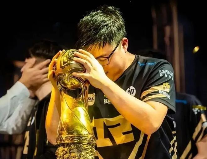 LOL官方发文最伟大的退役选手，配图用Uzi照片，疑似为名人堂预热