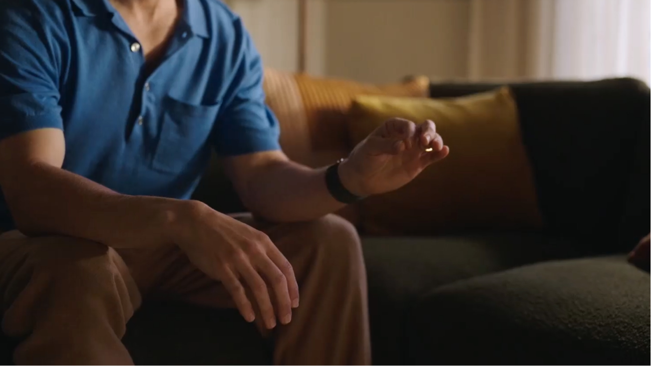 某人互点其拇指和食指来选择 Apple Vision Pro 上的内容。