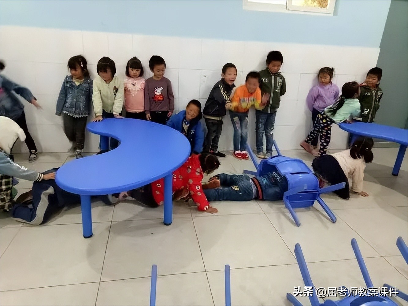 屈老师小班室内游戏教案《穿越火线》