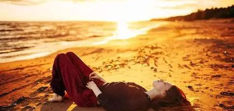 分手后，男人还会频繁联系你，多半是不爱