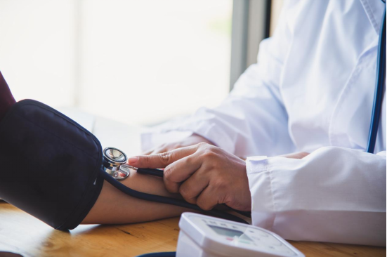 医生如何通过听诊器诊断疾病_听诊器原理生活应用_听诊器的工作原理和功能