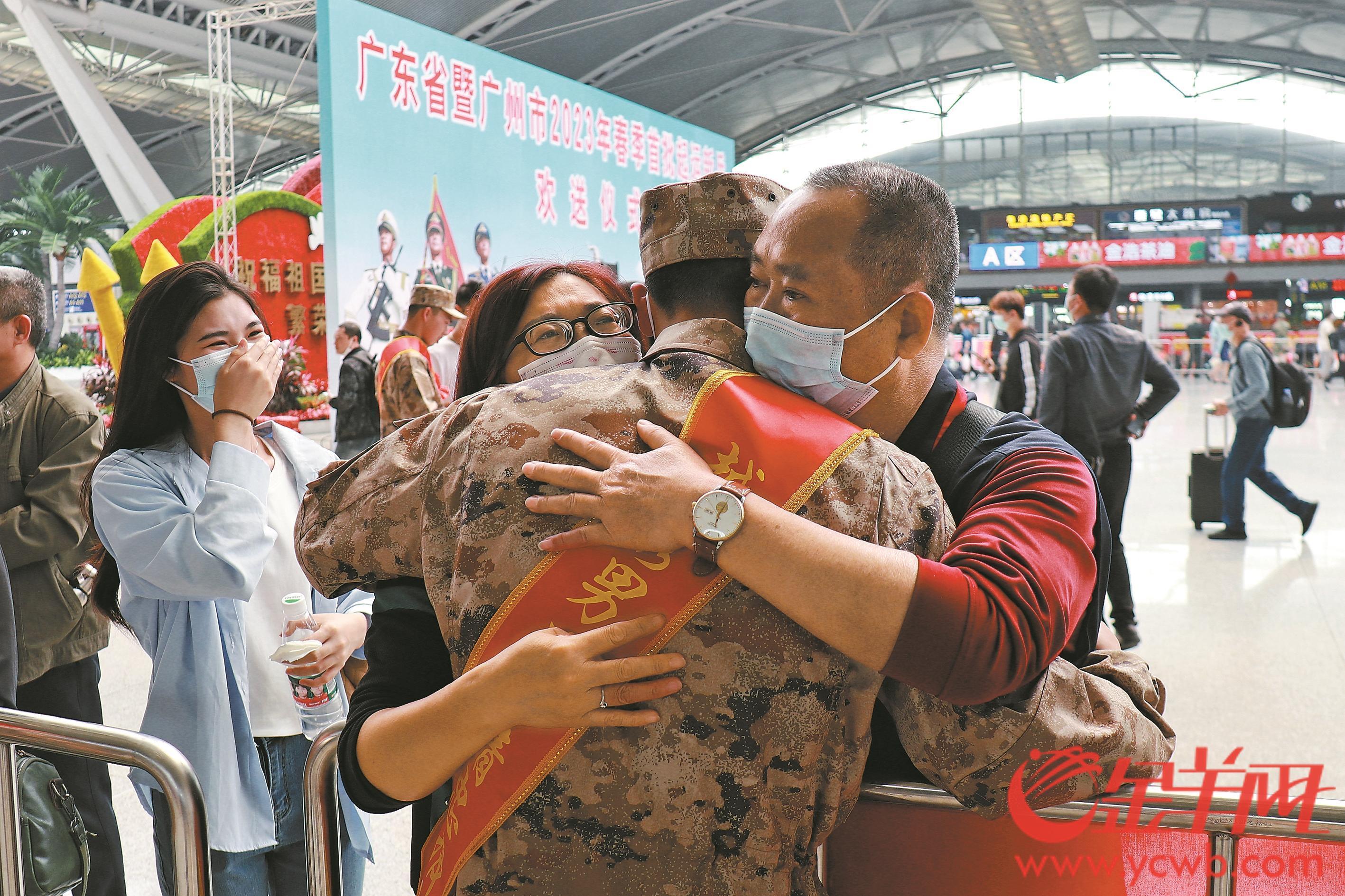 广东部队都有哪些_广州南站新兵入伍报道_广东省2023年春季首批起运新兵欢送仪式