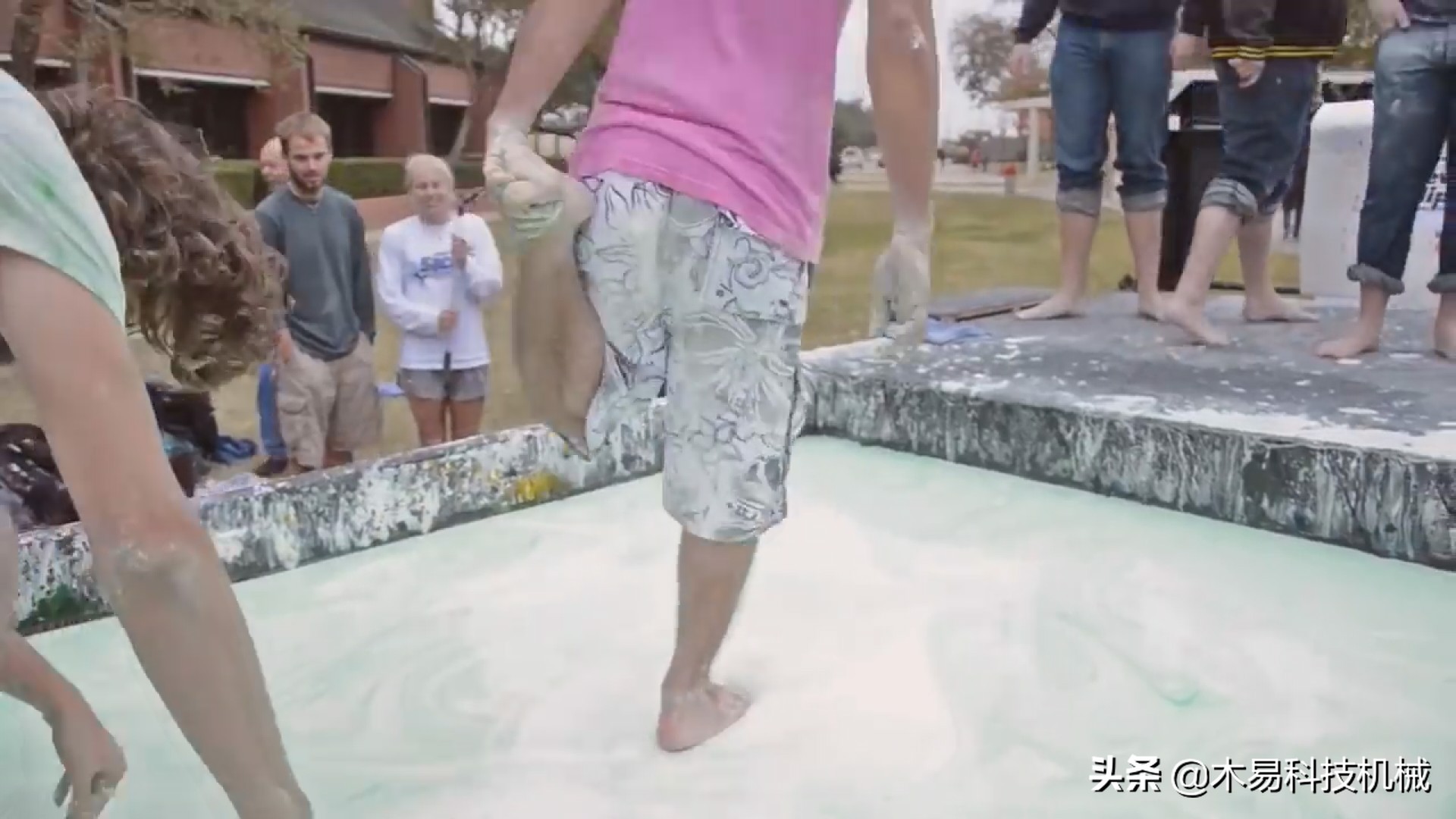 非牛顿流体生活应用_45米高台铁砧实验_非牛顿流体实验