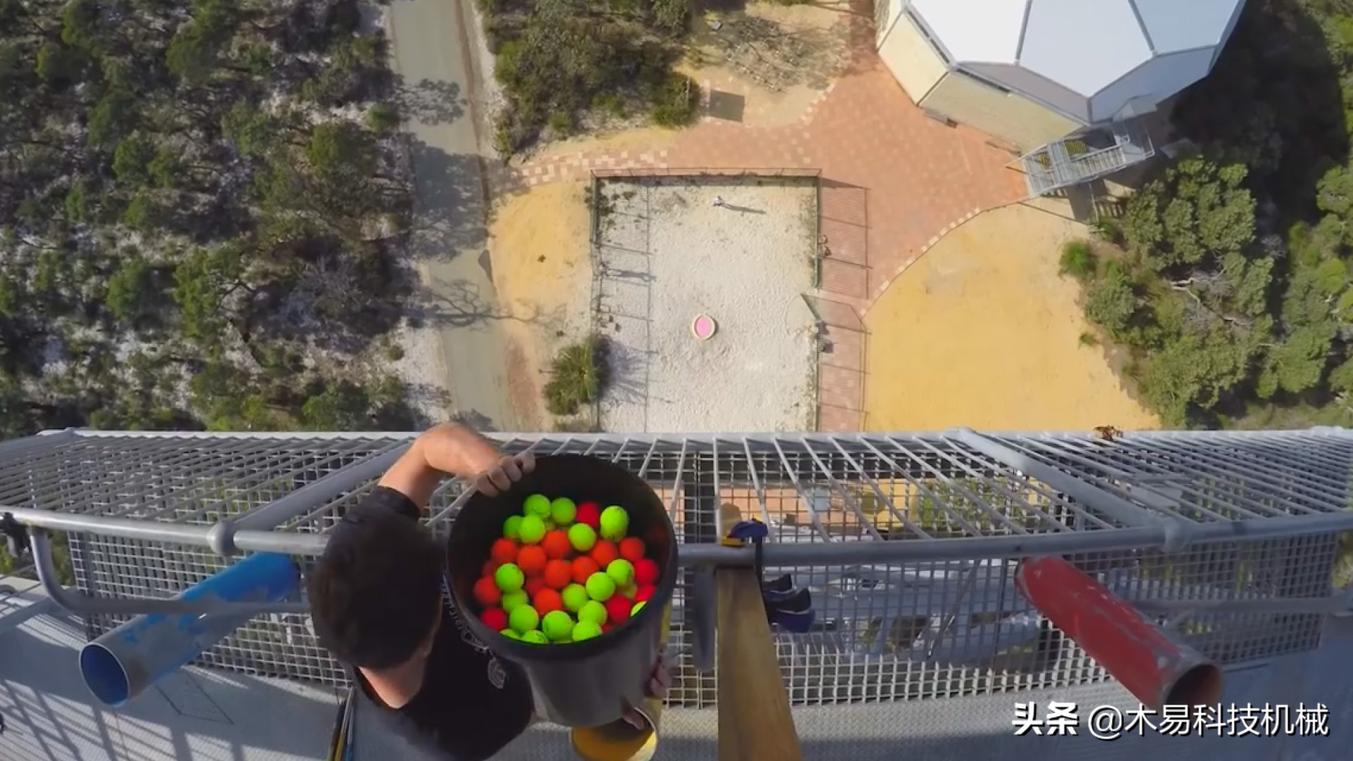 非牛顿流体实验_非牛顿流体生活应用_45米高台铁砧实验