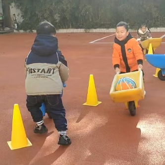 幼儿推小车游戏活动_幼儿体育游戏案例分析_小班游戏专题小结