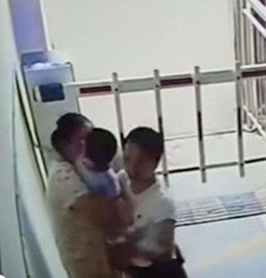 kiayun手机版登录 女子强吻1岁多男童，妈妈称男童当晚确诊水痘，专家：水痘俗称“见面传”，严重可致死