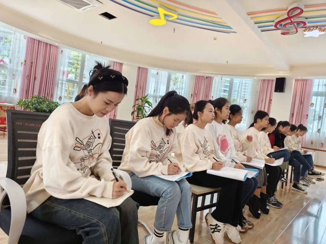 幼儿园早操编排技巧_校园文化建设研讨_小班幼儿手指游戏教研专题小结