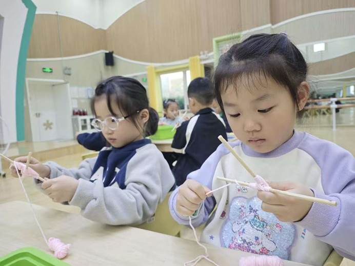 基于美育浸润视角下幼儿手工编织活动_幼儿手工编织活动_小班幼儿手指游戏教研专题小结