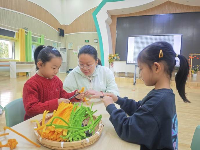 幼儿手工编织活动_基于美育浸润视角下幼儿手工编织活动_小班幼儿手指游戏教研专题小结