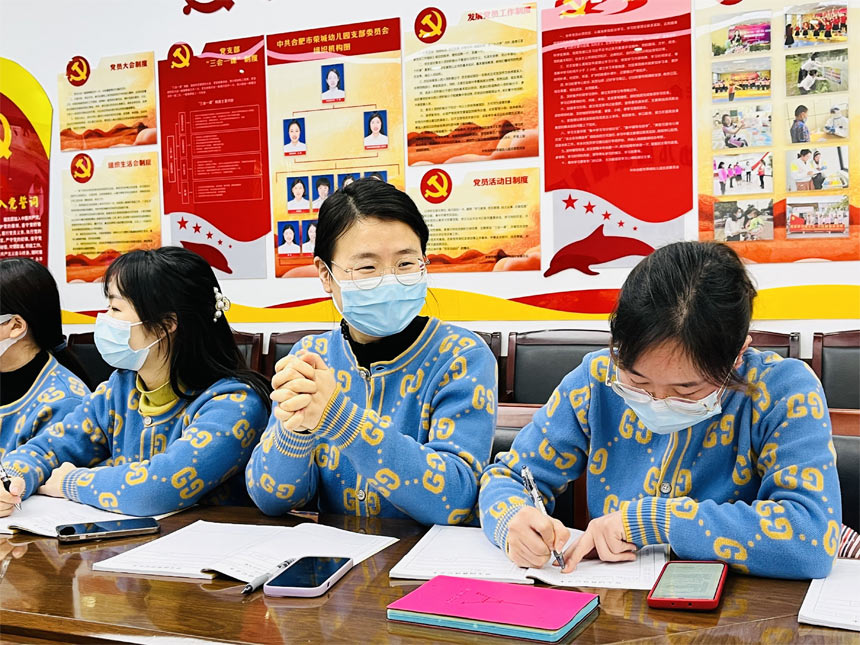 户外幼儿足球自主游戏_幼儿游戏支持引导策略_幼儿园游戏专题总结