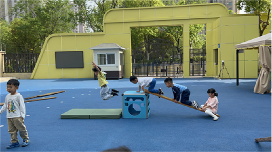 幼儿园游戏专题总结_幼儿自主探究学习_安吉梯搭建游戏