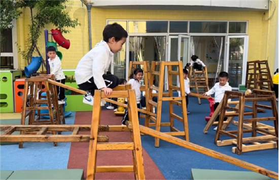 幼儿自主探究学习_幼儿园游戏专题总结_安吉梯搭建游戏