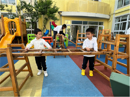 幼儿园游戏专题总结_幼儿自主探究学习_安吉梯搭建游戏
