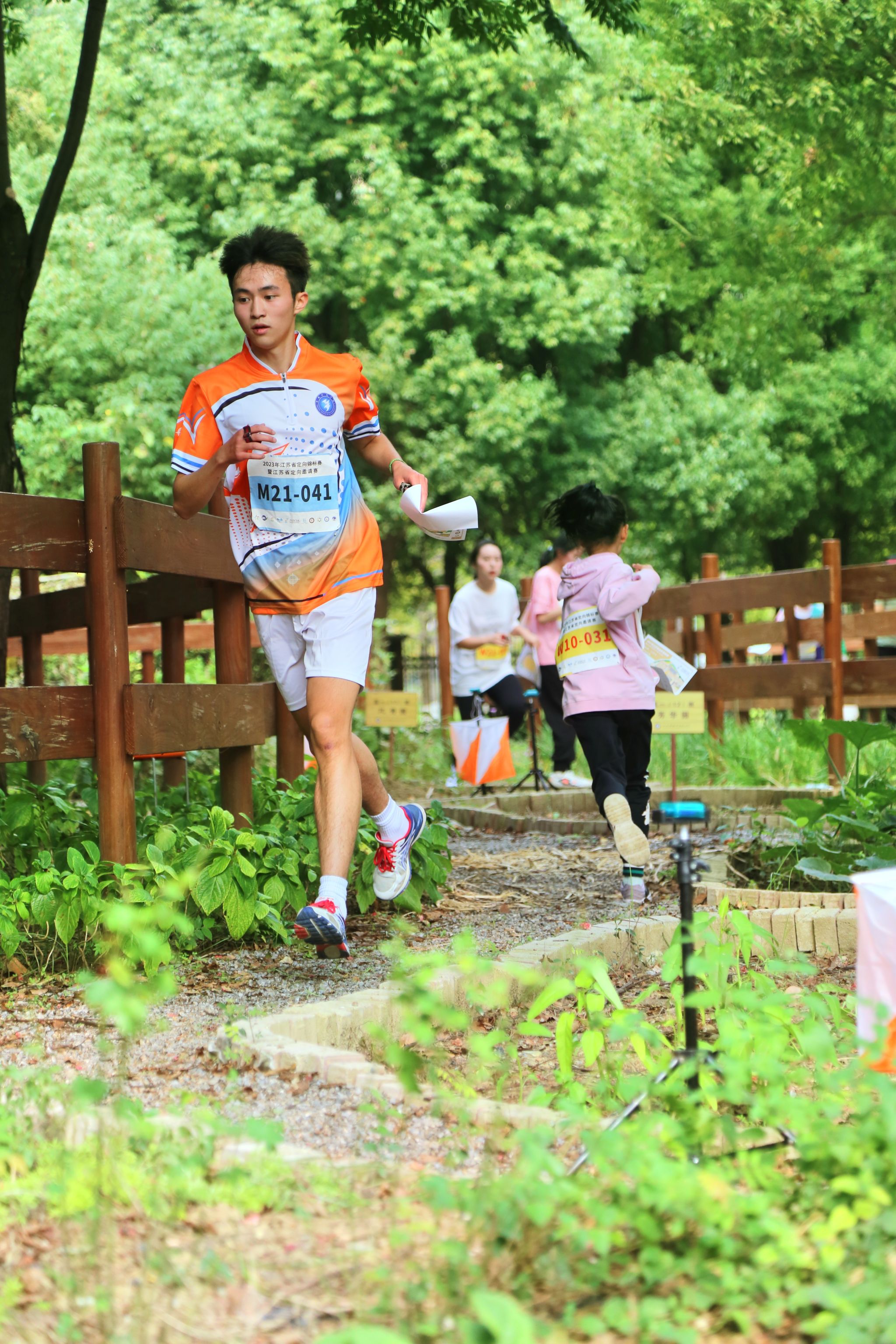 多人集体游戏推荐_室内户外桌游派对游戏_现实中多人玩的游戏